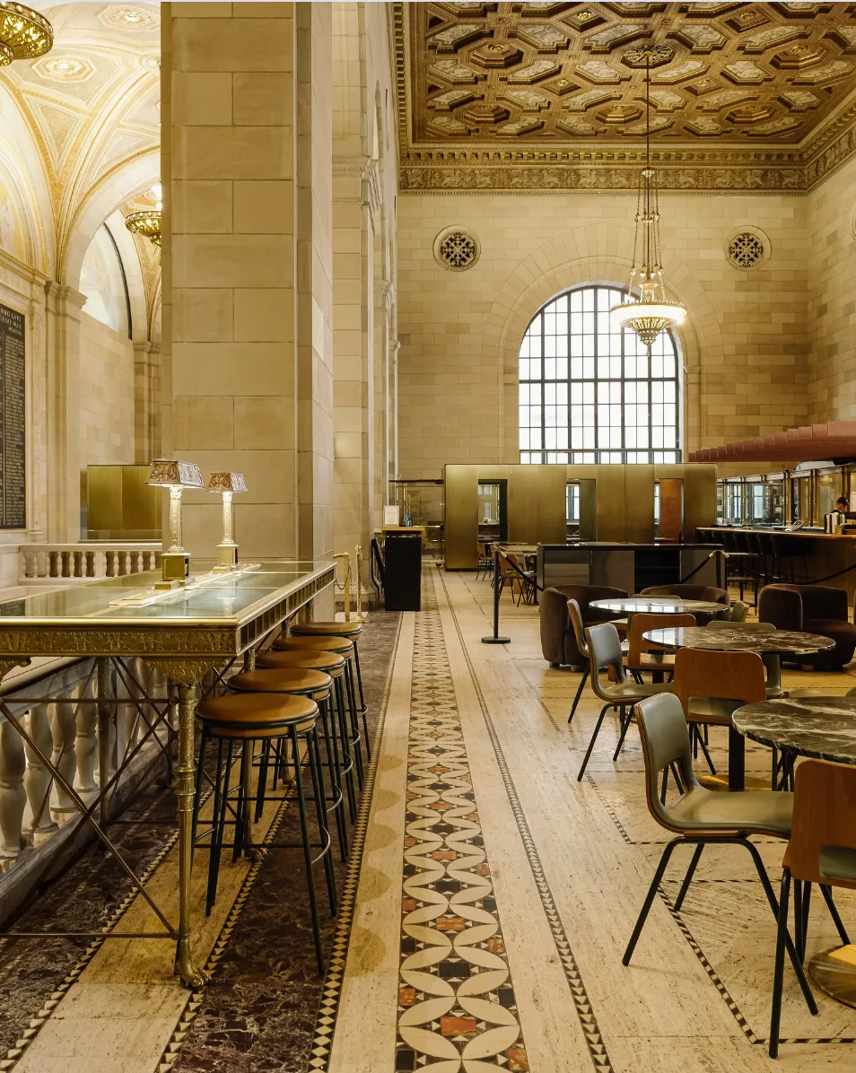 Grand banking hall — Crew 360 Saint-Jacques