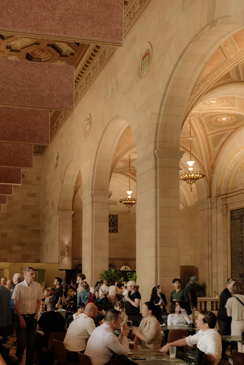 La salle sous les voûtes dorées