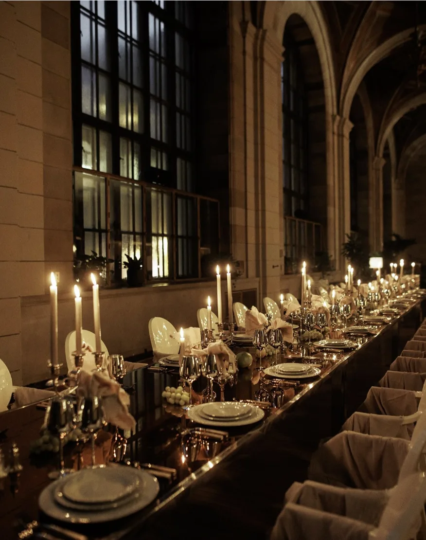 Table dressée en soirée